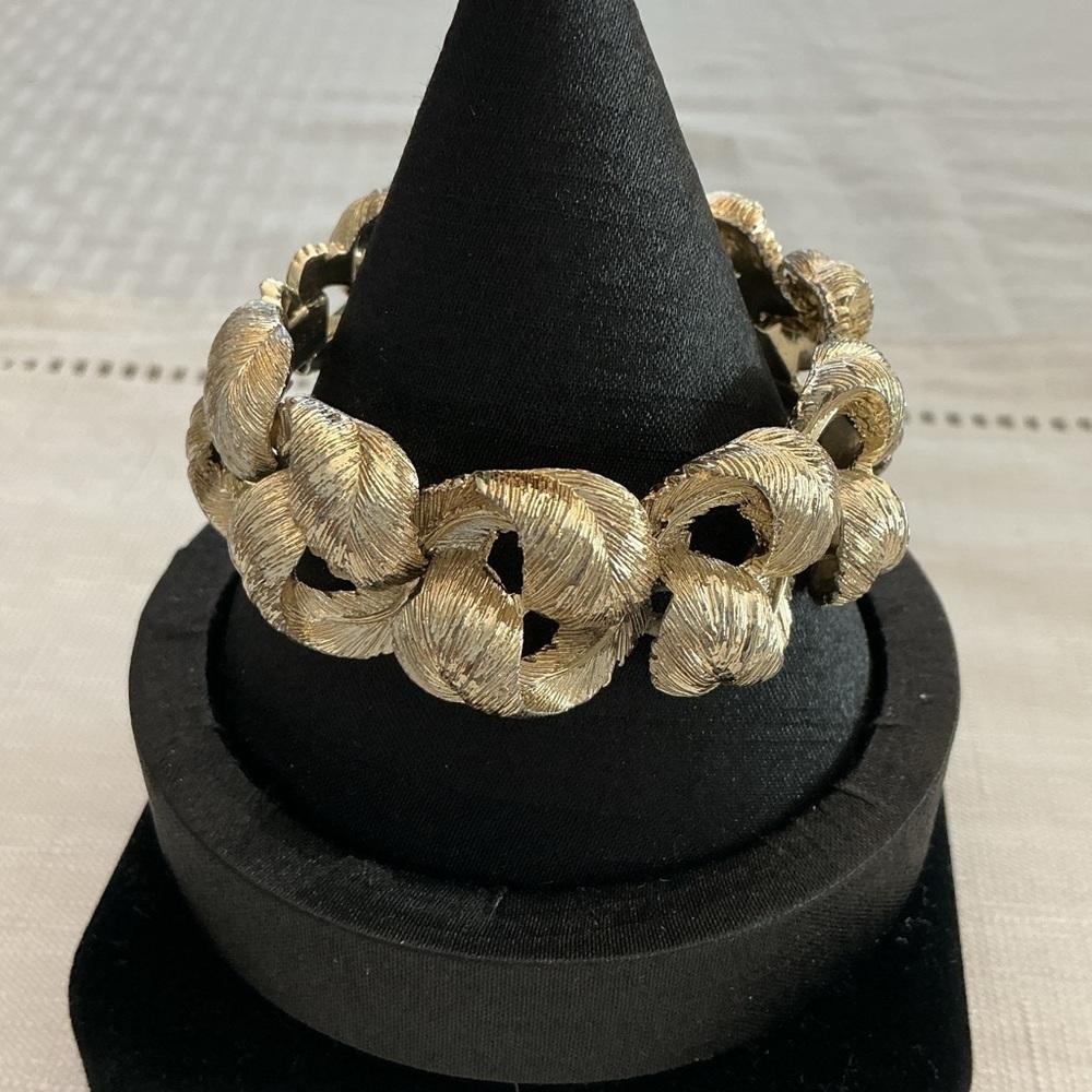 Lisner Vintage Gold Tone Plumb Bracelet - Picture 4 of 5